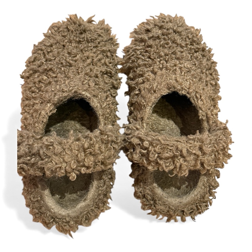 UGG Brown Fuzzy Kids Sandals. So cool!